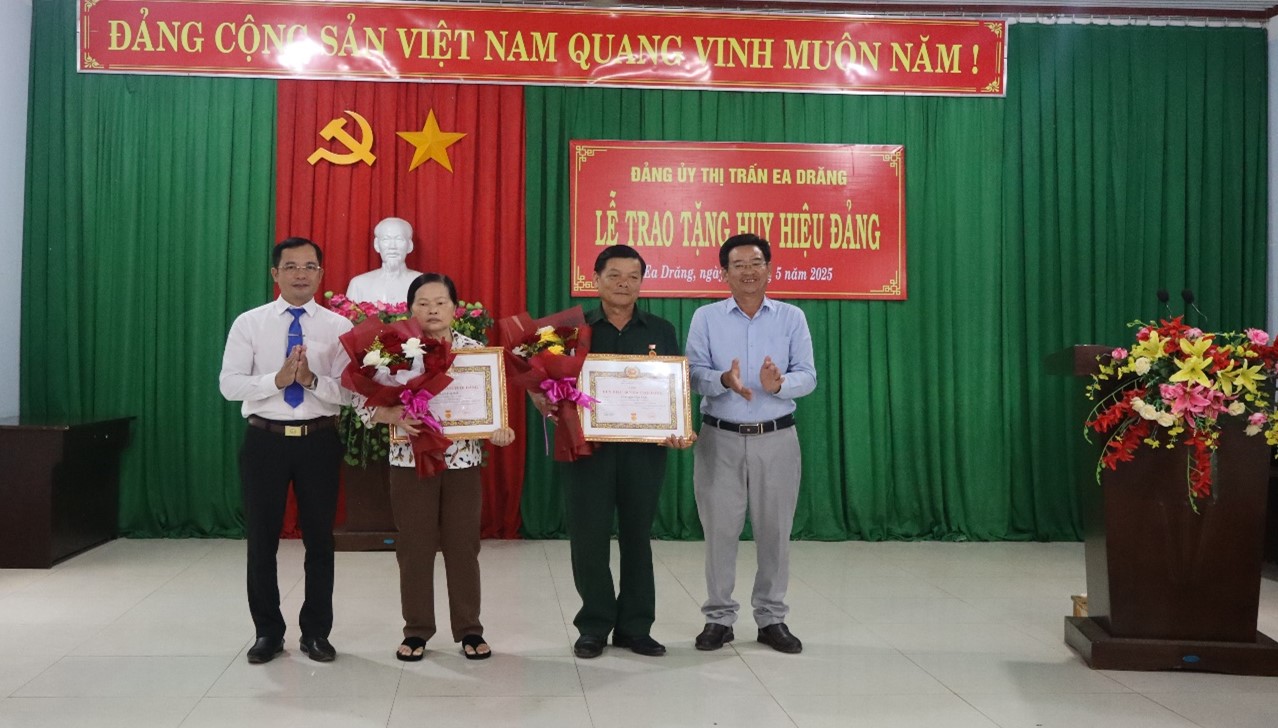 Đảng bộ thị trấn Ea Drăng trao tặng Huy hiệu Đảng đợt 19/5